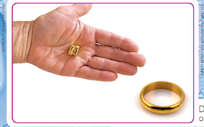 IMAGEM: dois pequenos pedaços de ouro estão sobre a palma da mão de uma pessoa e, ao lado, há a reprodução aumentada de um anel de ouro. FIM DA IMAGEM.