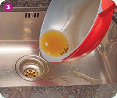 IMAGEM: óleo de uma frigideira derramado diretamente no ralo da pia de uma cozinha. FIM DA IMAGEM.