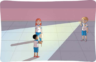 IMAGEM: três crianças estão de pé em um pátio. a primeira criança caminha um quarto com a lanterna e o terceiro segura a bola na altura de sua cabeça. FIM DA IMAGEM.