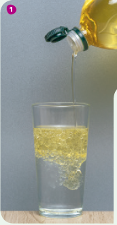 IMAGEM: em um copo cheio até a metade com água, despejam óleo sobre ele. FIM DA IMAGEM.