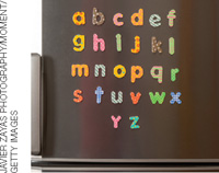 IMAGEM: enfeites de geladeira no formato das letras do alfabeto. FIM DA IMAGEM.