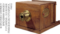 IMAGEM: um daguerreótipo, é máquina fotográfica antiga em formato de cubo, feita com madeira e peças metálicas. FIM DA IMAGEM.