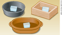 IMAGEM: três recipientes de diferentes materiais com cubos de gelo em seu interior. os materiais são: madeira, cerâmica e metal. FIM DA IMAGEM.