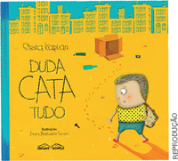 IMAGEM: reprodução da capa do livro: duda cata tudo, ilustrado por uma garotinha andando por uma área cheia de lixo espalhado, como garrafas, uma caixa de papelão e uma chave. FIM DA IMAGEM.
