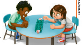 IMAGEM: duas crianças se divertem com o brinquedo feito com embalagens de iogurte e caixa de ovos. FIM DA IMAGEM.