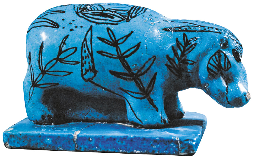 Imagem: Fotografia. Escultura azul de um hipopótamo com desenhos em preto de folhas.  Fim da imagem.