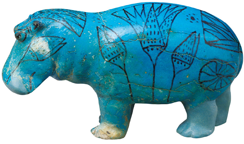 Imagem: Fotografia. Escultura azul de um hipopótamo com desenhos em preto de plantas. Fim da imagem.
