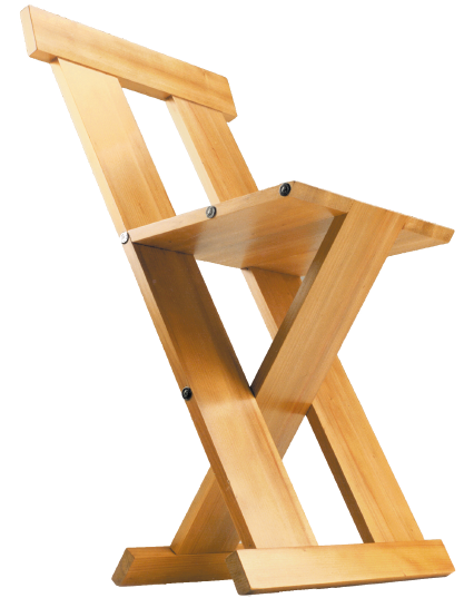Imagem: Fotografia. Uma cadeira dobrável de madeira. Fim da imagem.