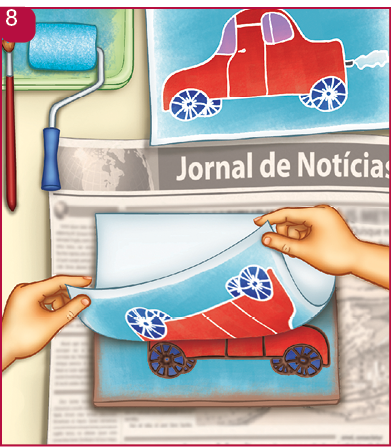 Imagem: Ilustração 8. As mãos estão puxando o papel, que está com o desenho do carro impresso nele. Abaixo, o quadrado de argila com o desenho de carro. Ao lado, o rolo e o pincel com tinta azul sobre um suporte e um papel com o desenho do carro. Fim da imagem.