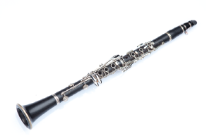 Imagem: Fotografia. Uma clarineta preta. Fim da imagem.