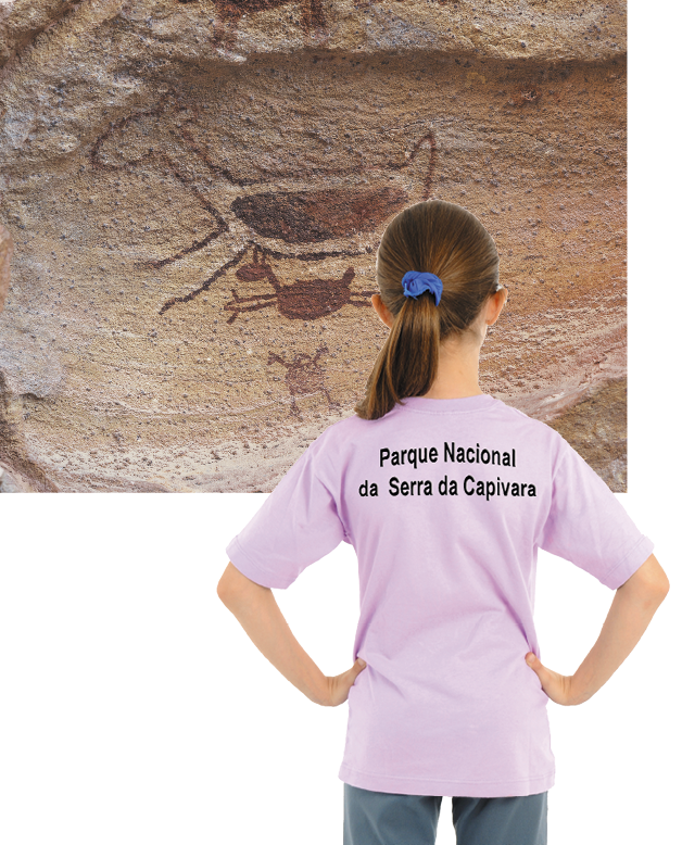 Imagem: Fotografia. Uma menina com cabelo preso está de costas e com as mãos na cintura. Ela usa camiseta rosa com a informação: PARQUE NACIONAL DA SERRA DA CAPIVARA. Fotografia. Pinturas rupestres em uma pedra com formatos de animais quadrúpedes. Fim da imagem.