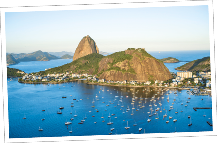 Imagem: Ilustração. Parte da frente de um cartão-postal com a foto do Pão de Açúcar.  Fim da imagem.