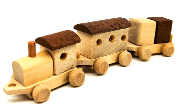 Imagem: Fotografia. Trem de madeira com três vagões. Fim da imagem.