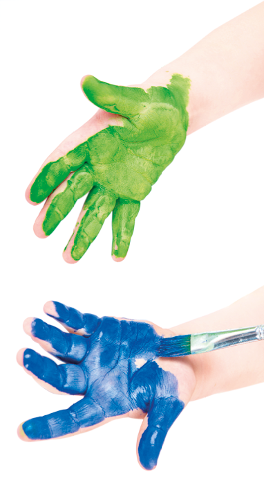Imagem: Fotografia. Destaque de duas mãos pintadas com tinta, sendo uma verde e uma azul. Fim da imagem.