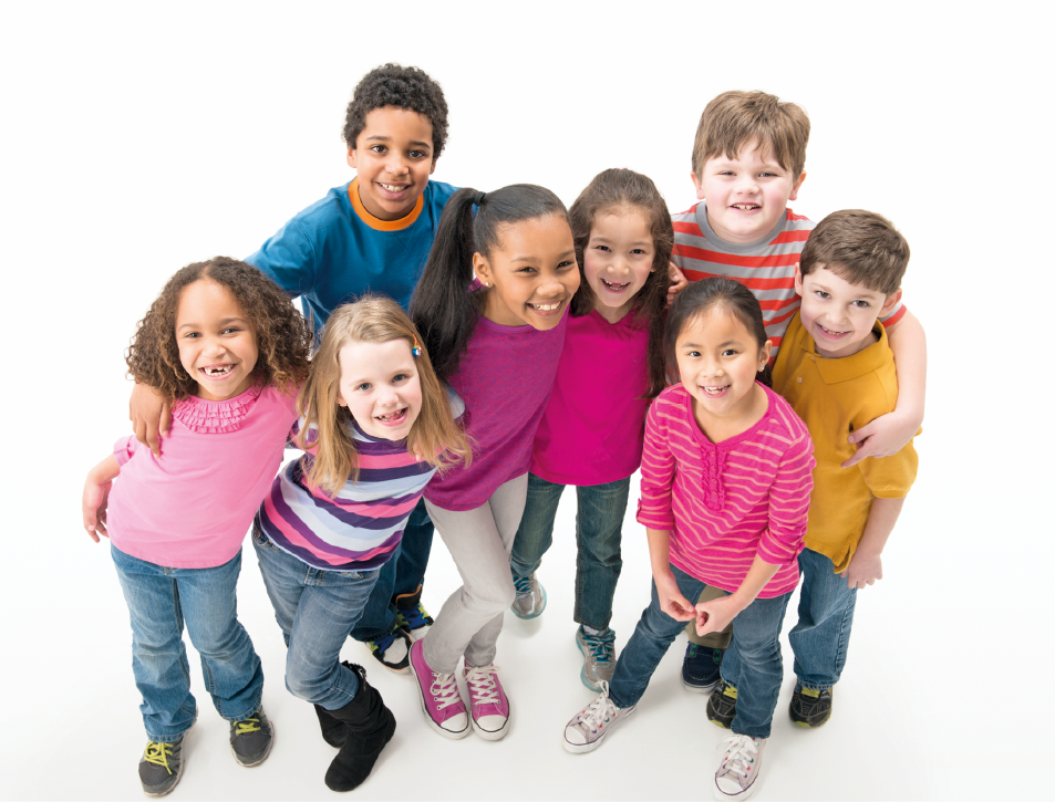 Imagem: Fotografia. Oito crianças diversas com diferentes cores de pele, cabelo e cor dos olhos, estão se abraçando com roupas coloridas. Algumas não possuem alguns dentes.  Fim da imagem.