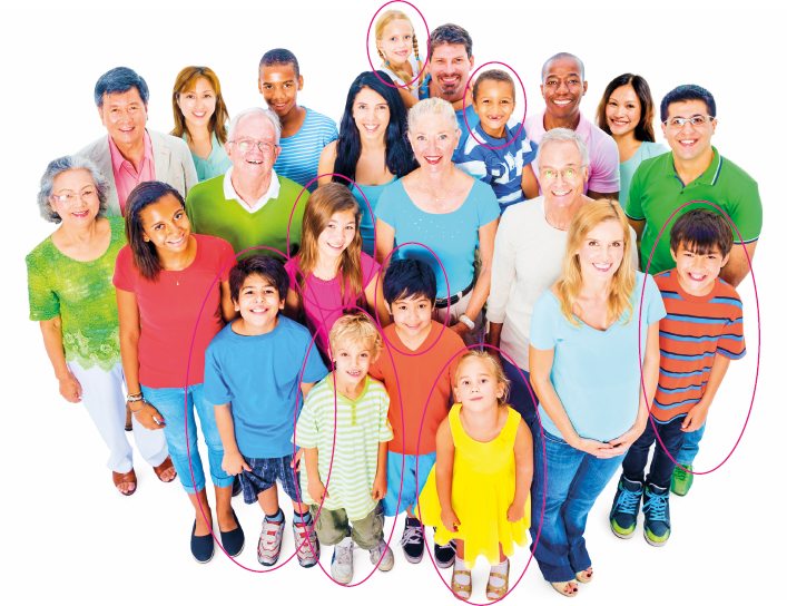 Imagem: Fotografia. Multidão de pessoas diversas reunidas. Há oito crianças destacadas pela imagem, sendo elas: Menino de cabelo curto castanho, vestindo camiseta e bermuda azul; Menina de cabelo longo loiro, sorrindo, vestindo camiseta rosa; Menino de cabelo curto preto, vestindo camiseta laranja e bermuda azul; Menino de cabelo curto loiro, vestindo camiseta verde com listras brancas; Menina de cabelo curto loiro, vestindo vestido amarelo; Menino de cabelo curto castanho, vestindo camiseta laranja com listras azuis e pretas; Menina de cabelo longo trançado loiro, vestindo camiseta branca; Menino de cabelo curto castanho, vestindo camiseta azul com faixas brancas. Fim da imagem.