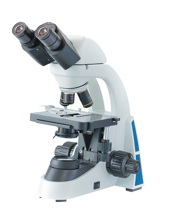 Imagem: Fotografia. Microscópio pequeno com dois suportes oculares para lâmina. Ao lado, niveladores, botões e suporte. Fim da imagem.