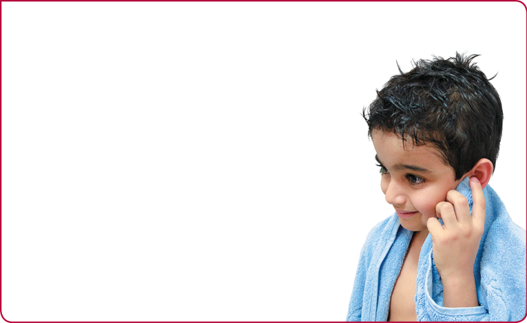 Imagem: Fotografia de um menino enxugando a orelha com uma toalha. Fim da imagem.