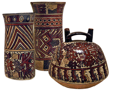 Imagem: Fotografia. Vasos de cerâmica com diferentes formas, todos pintados em tons de amarelo, cinza e vermelho. Fim da imagem.