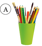 Imagem: Fotografia. A: Copo verde opaco com lápis de cor coloridos. Fim da imagem.