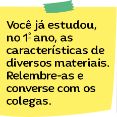 Imagem: Ilustração de um pedaço de papel com o texto: Você já estudou, no 1º ano, as características de diversos materiais. Relembre-as e converse com os colegas. Fim da imagem.