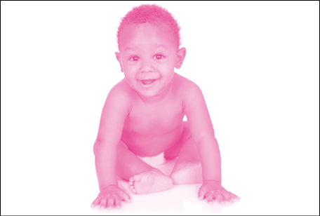Imagem: Fotografia em tons de rosa. Um menino bebê de cabelo curto castanho, sorrindo, vestindo uma fralda. Fim da imagem.
