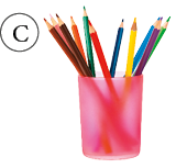 Imagem: Fotografia. C: Copo rosa translúcido com lápis de cor coloridos. Fim da imagem.