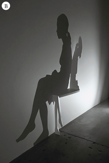 Imagem: Fotografia em preto e branco. B: Sombra de uma mulher sentada em um banco em alto relevo. Fim da imagem.