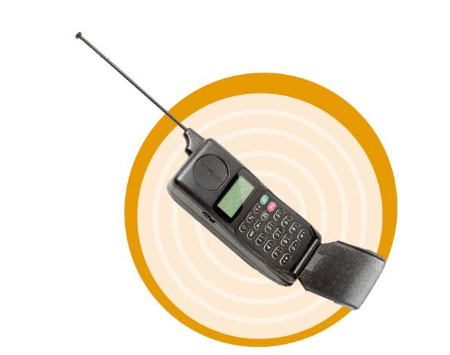 Imagem: Fotografia de um celular com visor curto, antena longa e flipe tampando os números. Fim da imagem.