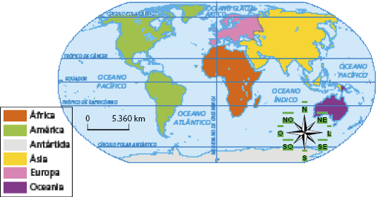 Imagem: Mapa. Mapa-múndi. Mapa do mundo destacando os continentes: África; América; Antártida; Ásia; Europa; Oceania. No canto inferior, uma rosa dos ventos indicando norte, nordeste, leste, sudeste, sul, sudoeste, oeste e noroeste. Abaixo, escala de 0 a 3380 km. Fim da imagem.