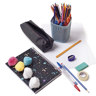 Imagem: Fotografia. Materiais escolares espalhados. Um caderno preto, algodão colorido, canetas, lápis coloridos, borracha, fita adesiva, apontador, lixa e um estojo. Fim da imagem.