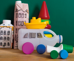 Imagem: Fotografia. Brinquedos formados com produtos de plástico reciclados. Fim da imagem.