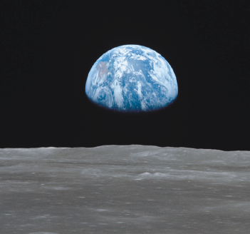 Imagem: Fotografia. Imagem da vista da terra pela lua.  Fim da imagem.