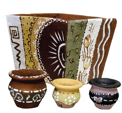Imagem: Fotografia. Vasos de barro com pinturas artesanais em tons barrosos. Fim da imagem.