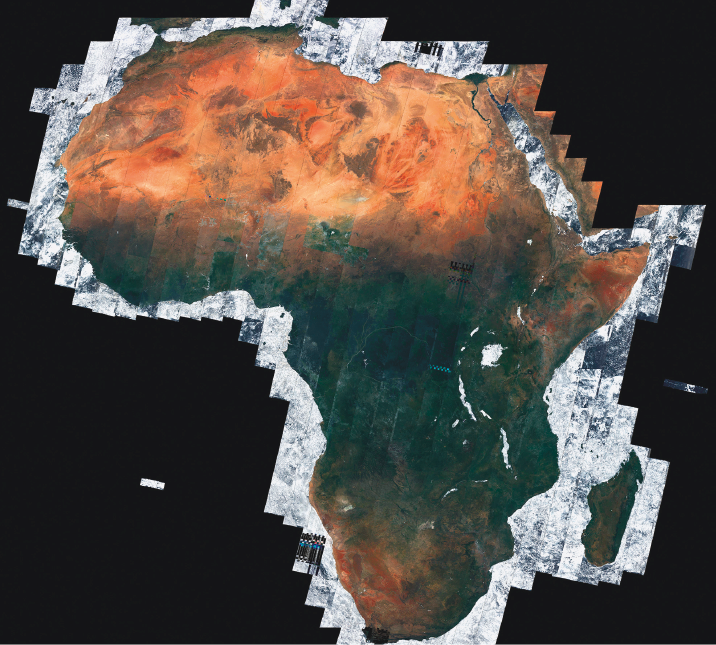 Imagem: Fotografia. Vista via satélite da África com região densa de vegetação na faixa central. Na parte superior, área desértica. Ao redor, faixa fina indicando o oceano. Fim da imagem.
