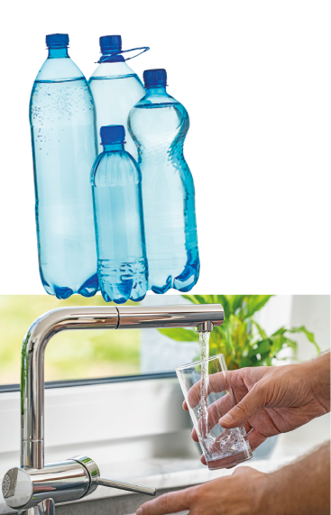 Imagem: Fotografia. Quatro garrafas de água lado a lado. Fotografia. Torneira aberta despejando água em um copo.  Fim da imagem.