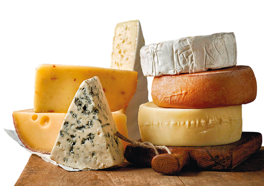 Imagem: Fotografia. Diferentes tipos de queijos. Há discos de queijos amontados, cortes em triângulo e cortes ao centro. Fim da imagem.