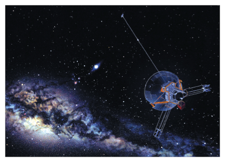 Imagem: Fotografia. Vista de sonda espacial com estrutura de antena e placas retangulares, próxima a um cinturão formado por estrelas e asteroides com pontos luminosos em branco azul e tons de roxo. Fim da imagem.
