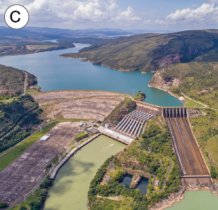 Imagem: Fotografia. C: Vista aérea de represa em barragem de usina hidrelétrica. Fim da imagem.