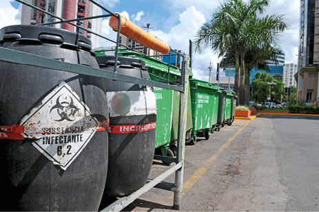Imagem: Fotografia. Lixo dos serviços de saúde. Vista de tanques indicando substâncias infectantes. Fim da imagem.