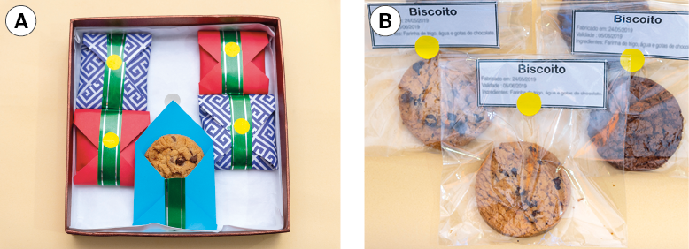 Imagem: Fotografia. A: embalagens de papel em forma de envelope, um mostra um biscoito cookie com gotas de chocolate. B: Embalagens plásticas indicando biscoito cookie com gotas de chocolate. Fim da imagem.