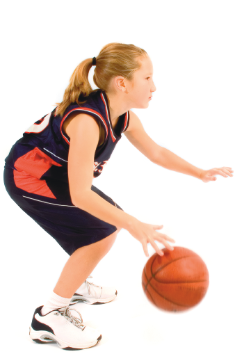 Imagem: Fotografia. Menina de cabelo longo preso loiro, vestindo uniforme de basquete azul. Está jogando uma bola de basquete laranja. Fim da imagem.