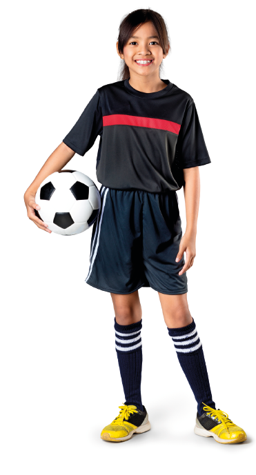 Imagem: Fotografia. Menina de cabelo longo preto, vestindo camiseta preta e bermuda azul, meia longa e chuteira amarela. Está segurando uma bola de futebol. Fim da imagem.