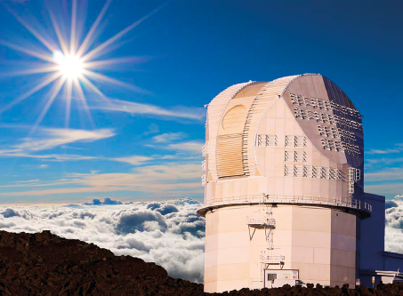 Imagem: Fotografia. Observatório grande em formato de telescópio com estrutura superior com aberturas para observação. Ao lado, o sol. Fim da imagem.