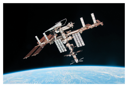 Imagem: Fotografia. Estação espacial em orbita do planeta. Fim da imagem.