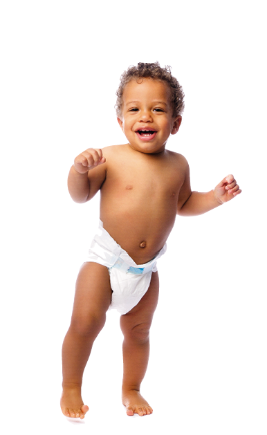 Imagem: Fotografia. Menino bebe com cabelo curto castanho, sem roupa, apenas com fralda, sorrindo. Fim da imagem.