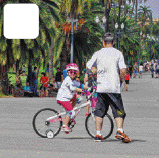 Imagem: Fotografia. Um homem está em pé e ao seu lado, uma menina com capacete de proteção está andando de bicicleta. Ao fundo, árvores e pessoas.  Fim da imagem.