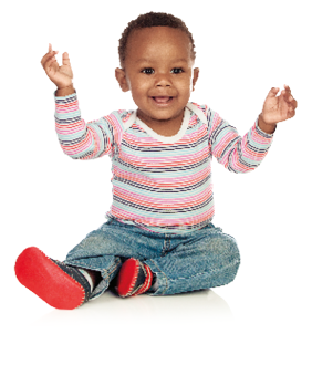 Imagem: Fotografia. Um bebê com camiseta listrada, calça e tênis está sentado e sorrindo.  Fim da imagem.