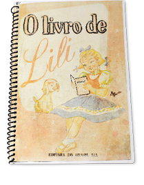 Imagem: Fotografia. Um livro e na capa, o título: O LIVRO DE LILI. Em seguida, ilustração apagada de uma menina com vestido, sentada e lendo um livro.  Fim da imagem.