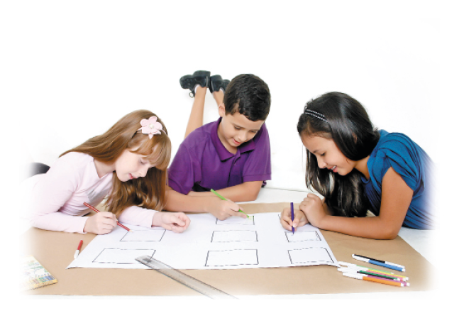 Imagem: Fotografia. As crianças estão desenhando quadrados em uma folha branca sobre a cartolina. Ao lado, uma régua e canetinhas coloridas.   Fim da imagem.